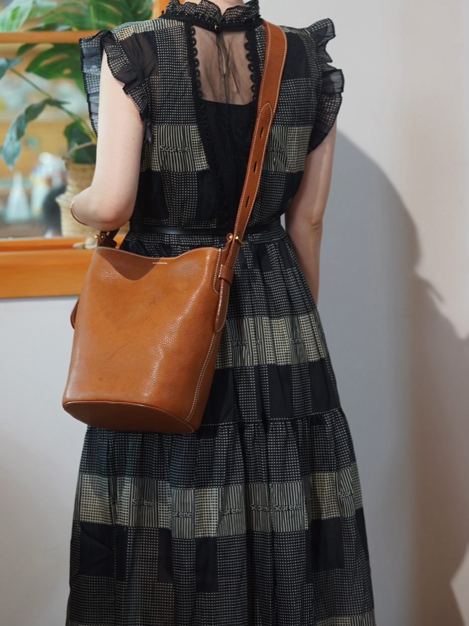 Plant-taned cowhide bucket bag - Image 5