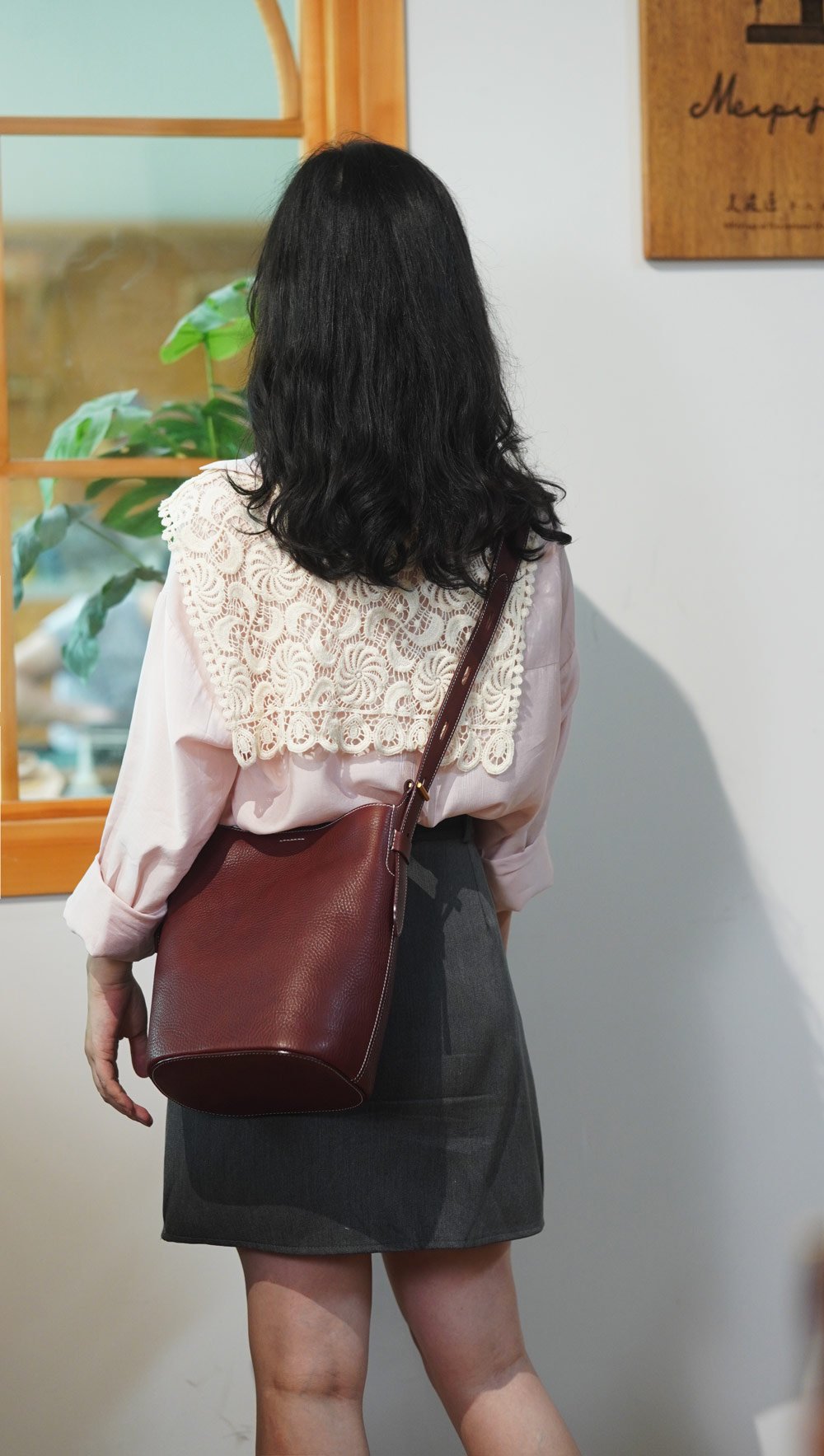 Plant-taned cowhide bucket bag - Image 9